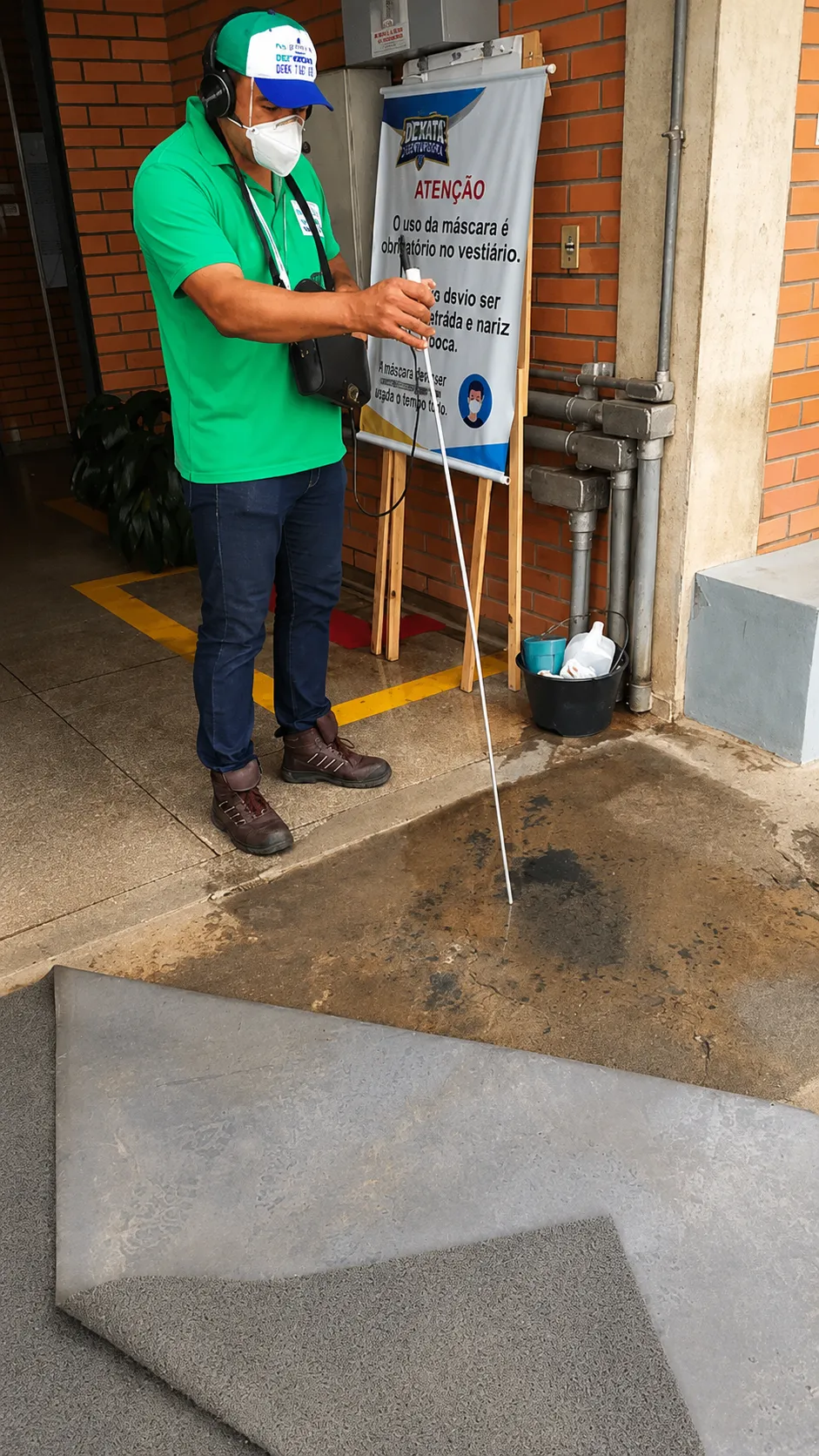 Especialista utilizando equipamento para localizar vazamento em área interna